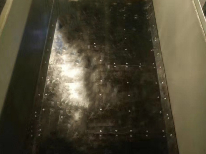 困擾司機(jī)師傅的車(chē)底粘黏？安陽(yáng)宏誠(chéng)自卸車(chē)車(chē)底滑板解決你的困擾！