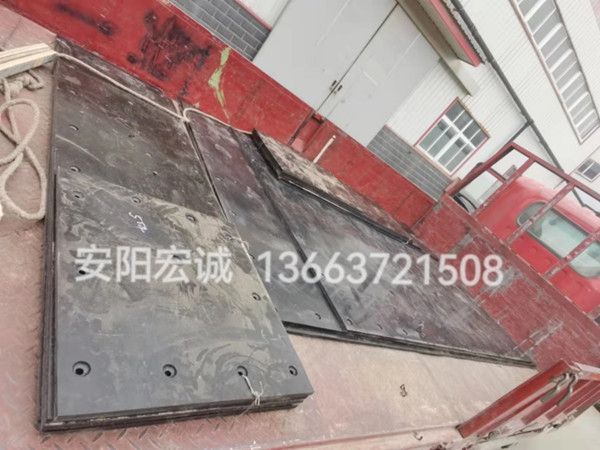 自卸車(chē)車(chē)底滑板發(fā)貨南寧，安陽(yáng)宏誠(chéng)自卸車(chē)車(chē)底滑板卸車(chē)沒(méi)煩惱！